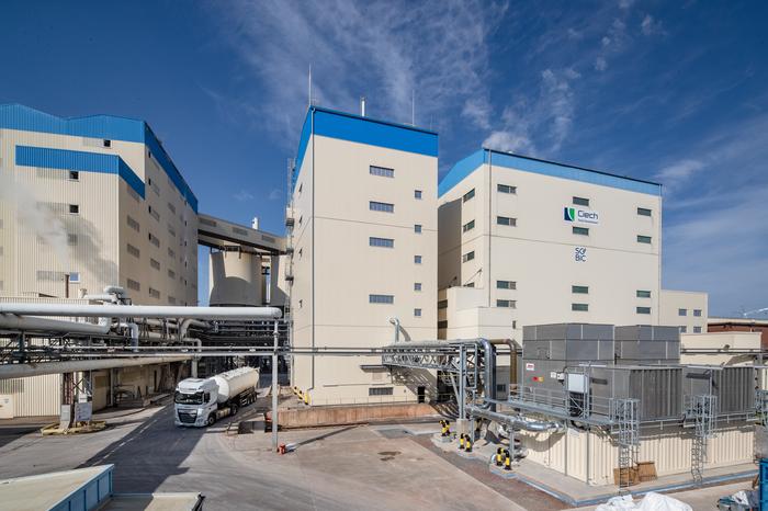 Industriegebäude mit Rohrleitungen und Anlagen im Außenbereich