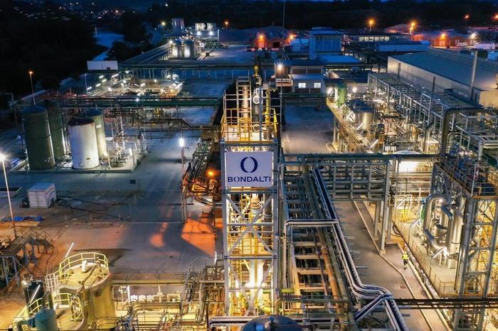 Chlor-Alkali Elektrolyse Große Industrieanlage bei Nacht mit beleuchteten Produktionsanlagen